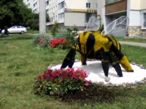арт-объект в виде фигуры пчелы